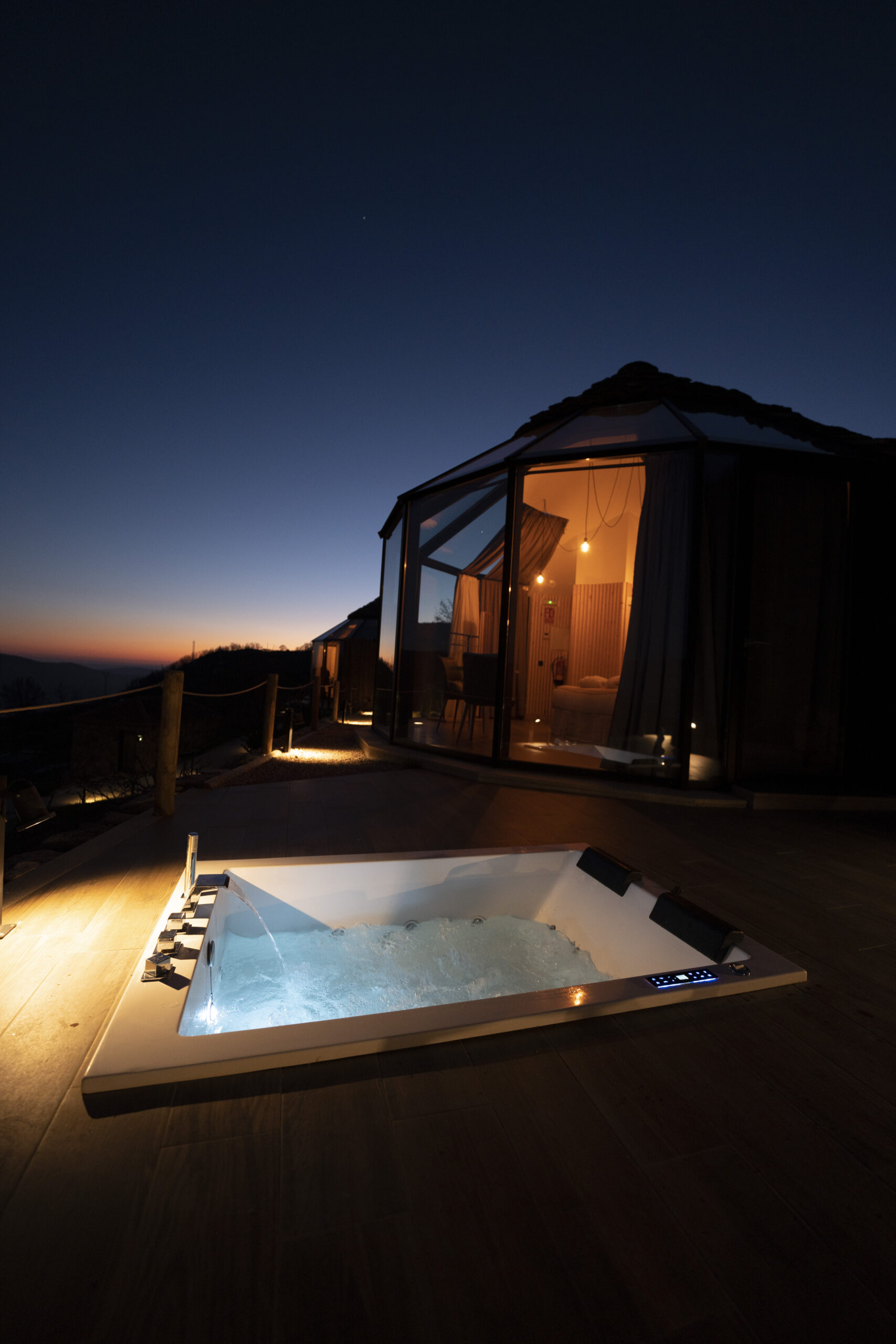 Noche estrellada vista desde una tienda glamping con techo transparente