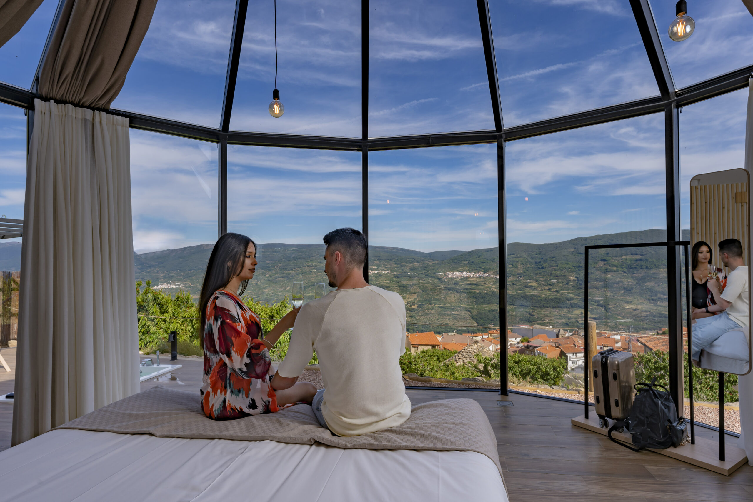 Interior de una tienda de glamping con cama king size y decoración rústica