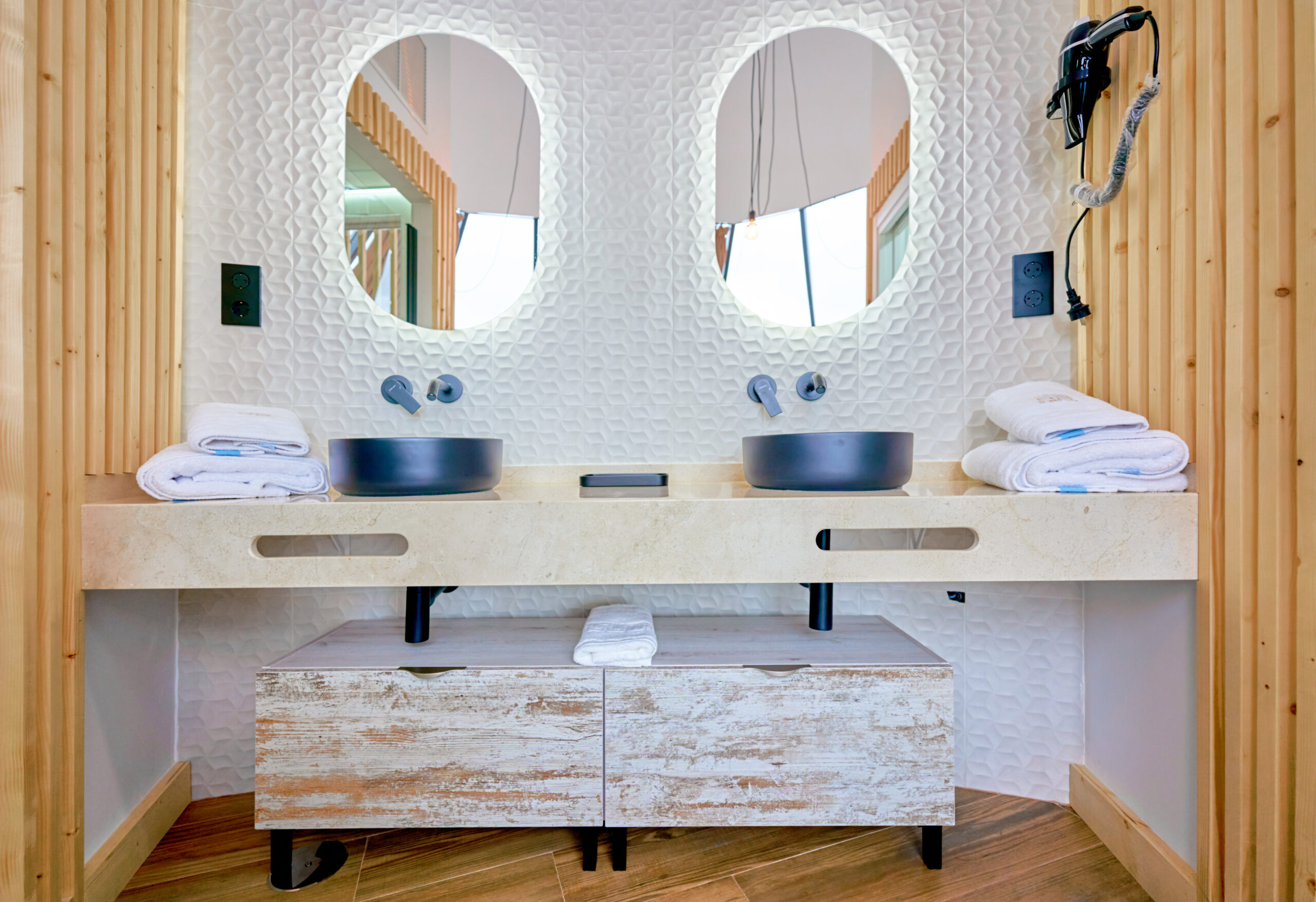 Espacio interior de una tienda glamping con baño privado