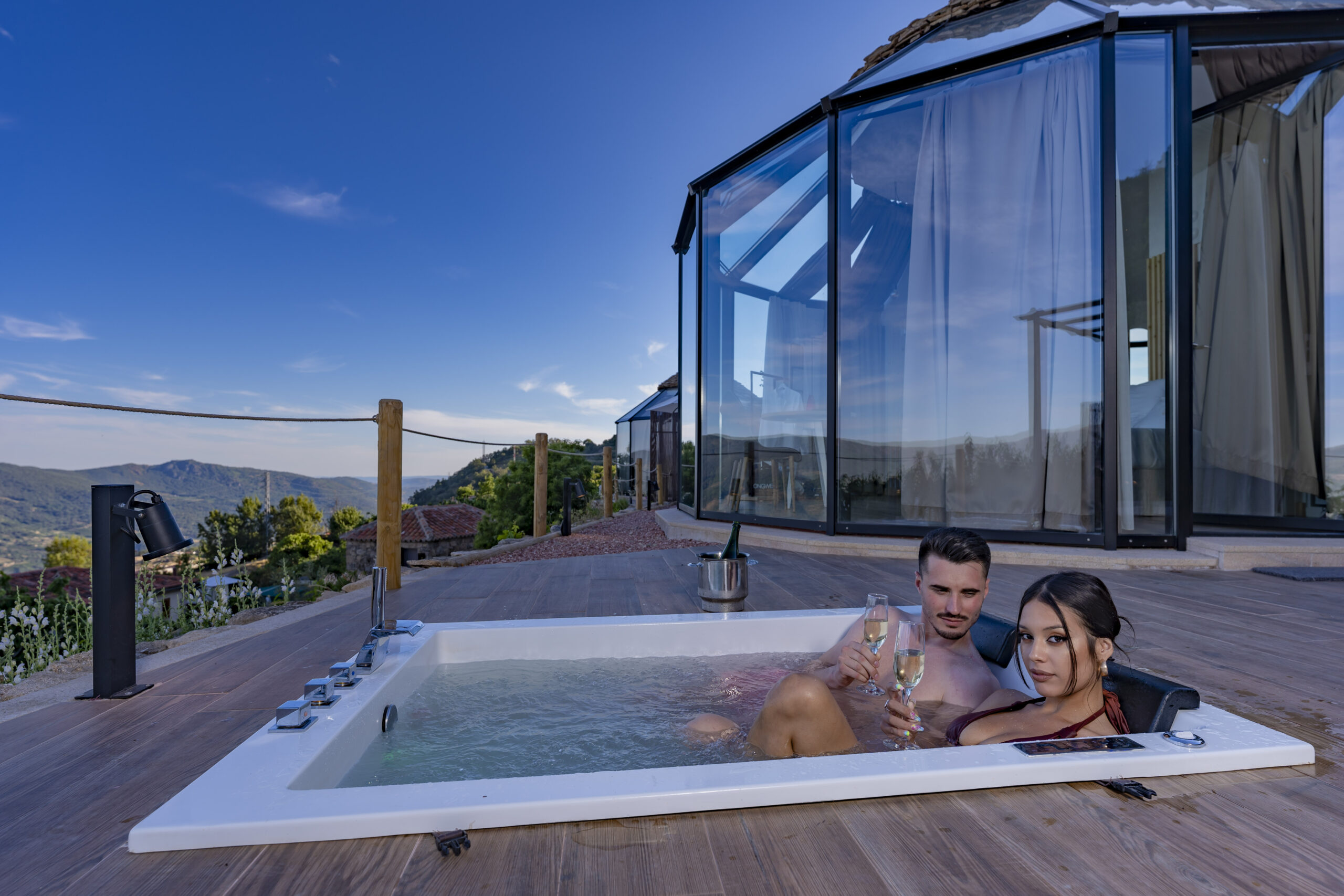 Domo de glamping con vista panorámica al bosque