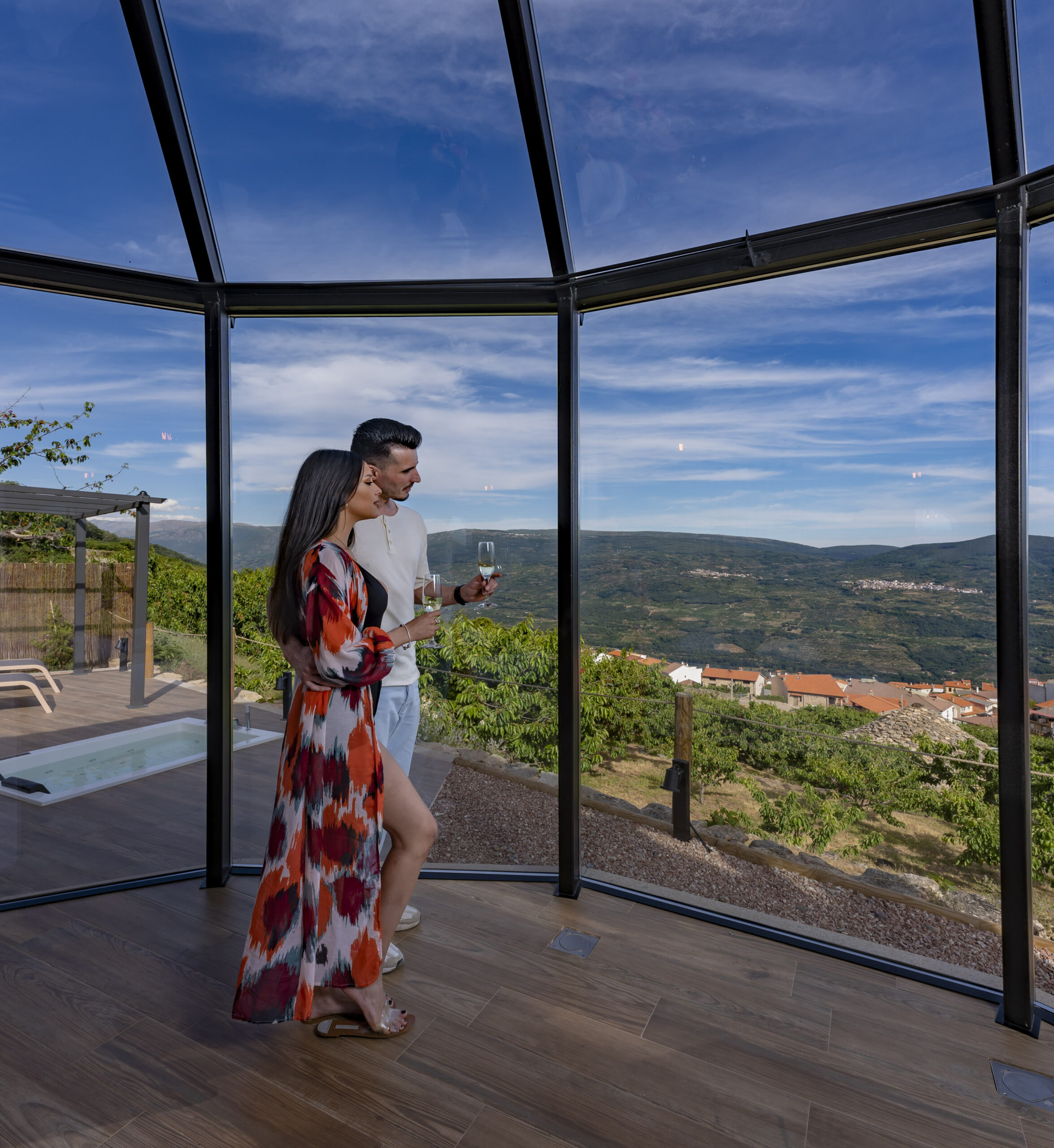 Tienda tipo safari de glamping rodeada de árboles y montañas